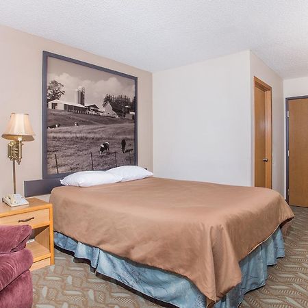 Super 8 By Wyndham Monroe Wi Hotell Eksteriør bilde