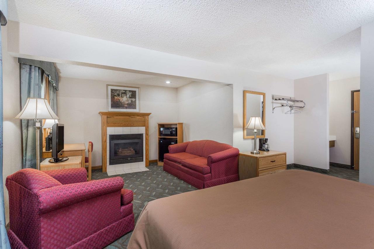 Super 8 By Wyndham Monroe Wi Hotell Eksteriør bilde